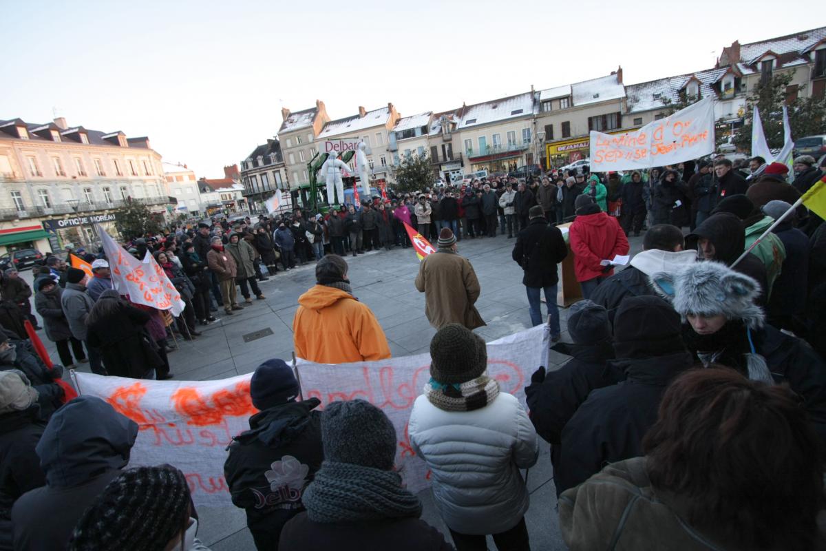 La manifestation sur la place de l'hôtel de ville