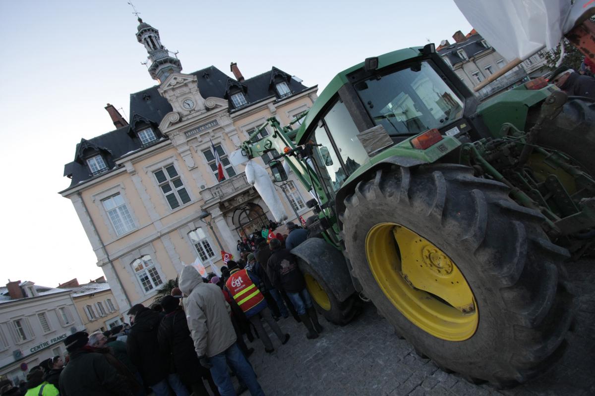 Tracteur devant l'hôtel de ville de Commentry