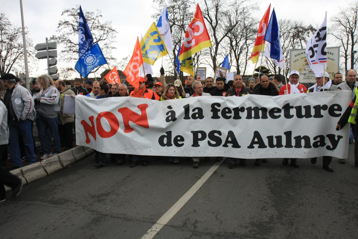 banderole de tête NON à la fermeture de PSA Aulnay