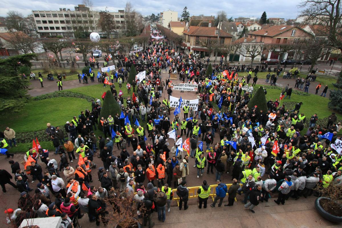 Rassemblement devant la mairie
