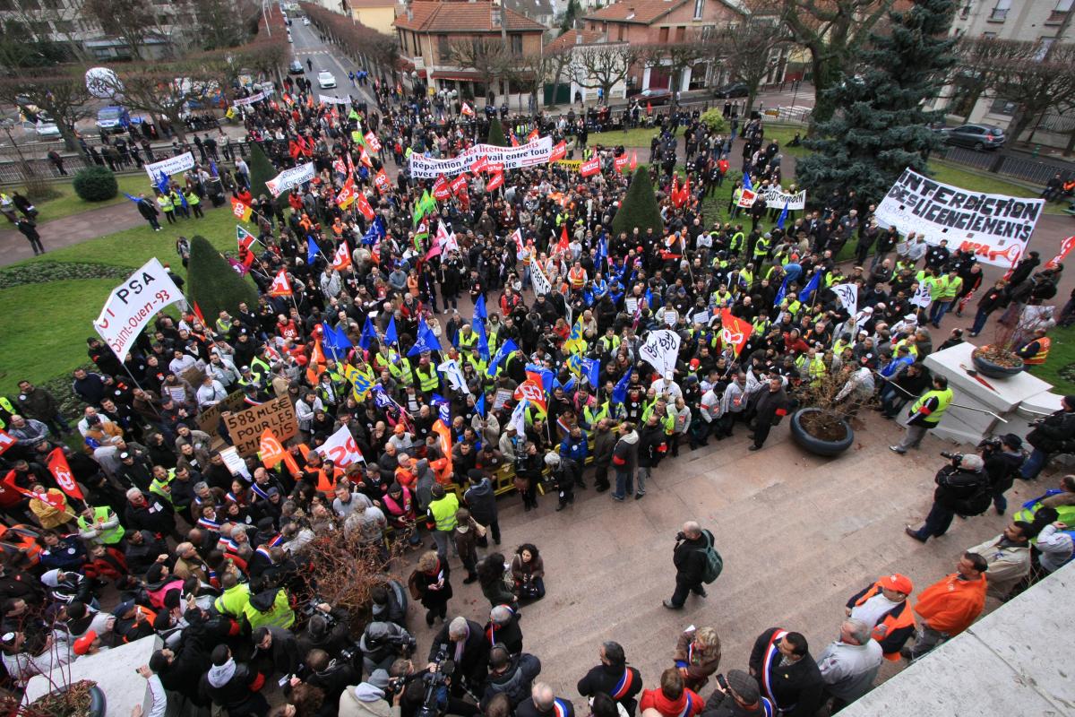 Rassemblement devant la mairie