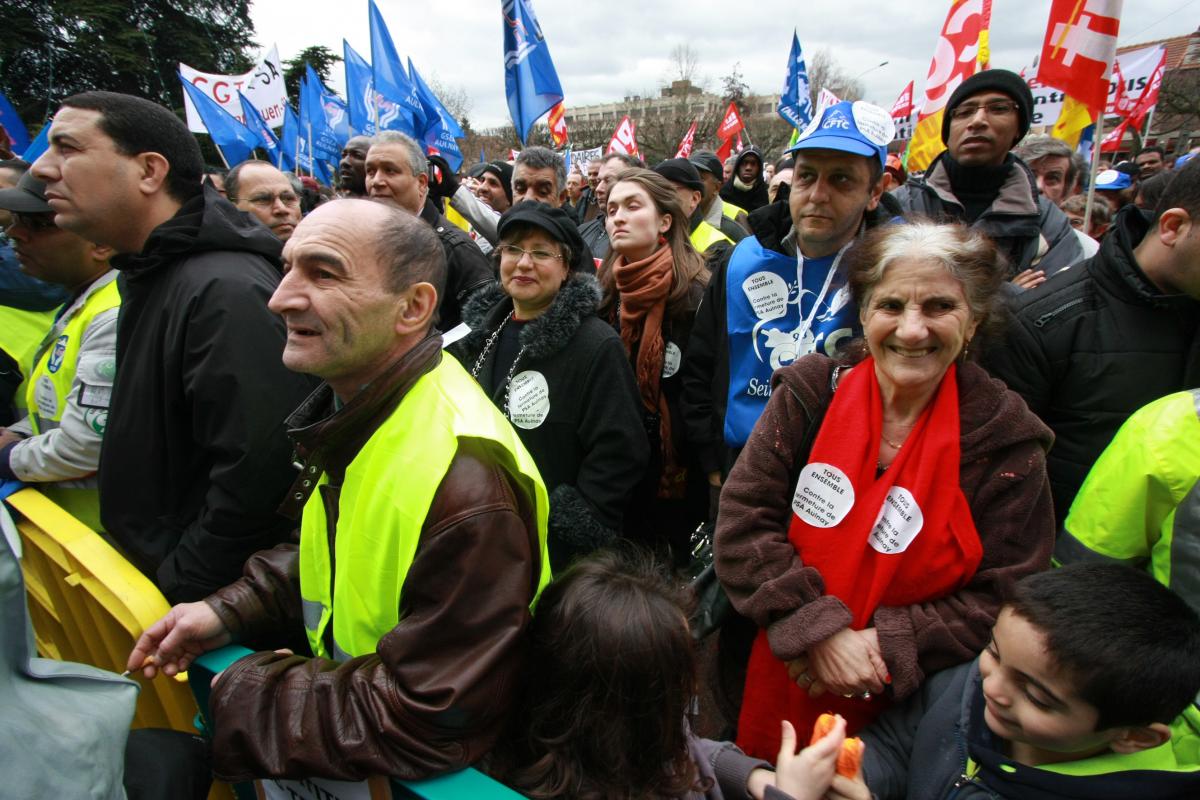 Salariés de PSA pendant les discours. Une grand-mère est venue avec ses deux petits enfants.