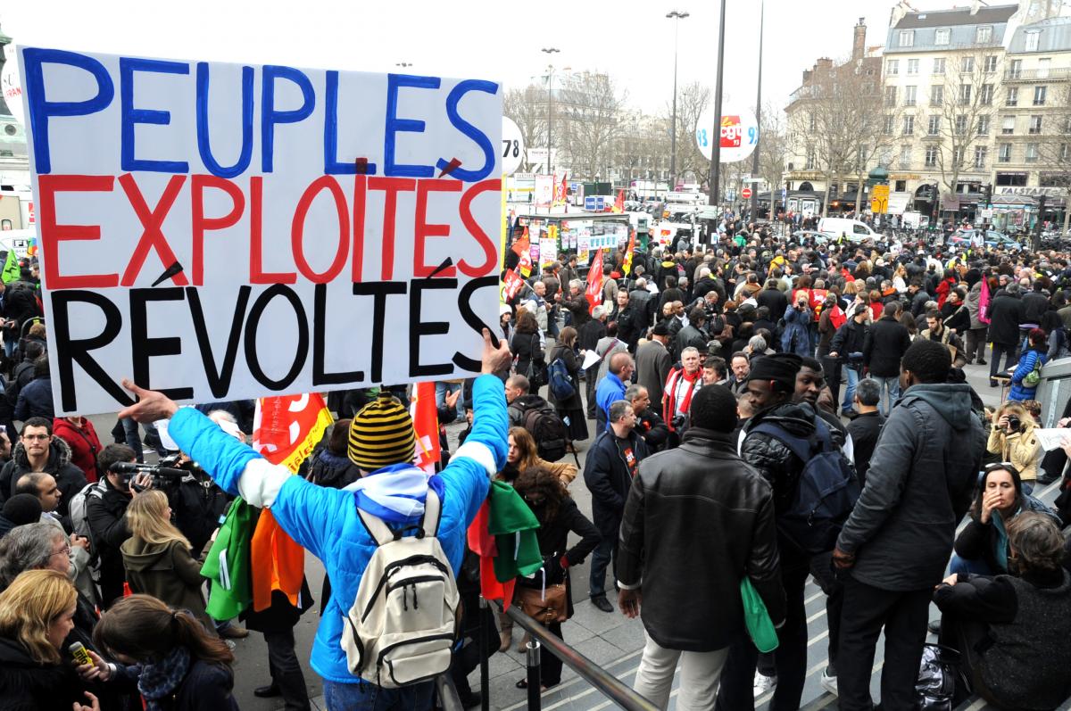 Bastille pancarte Peuples Exploités Revoltés