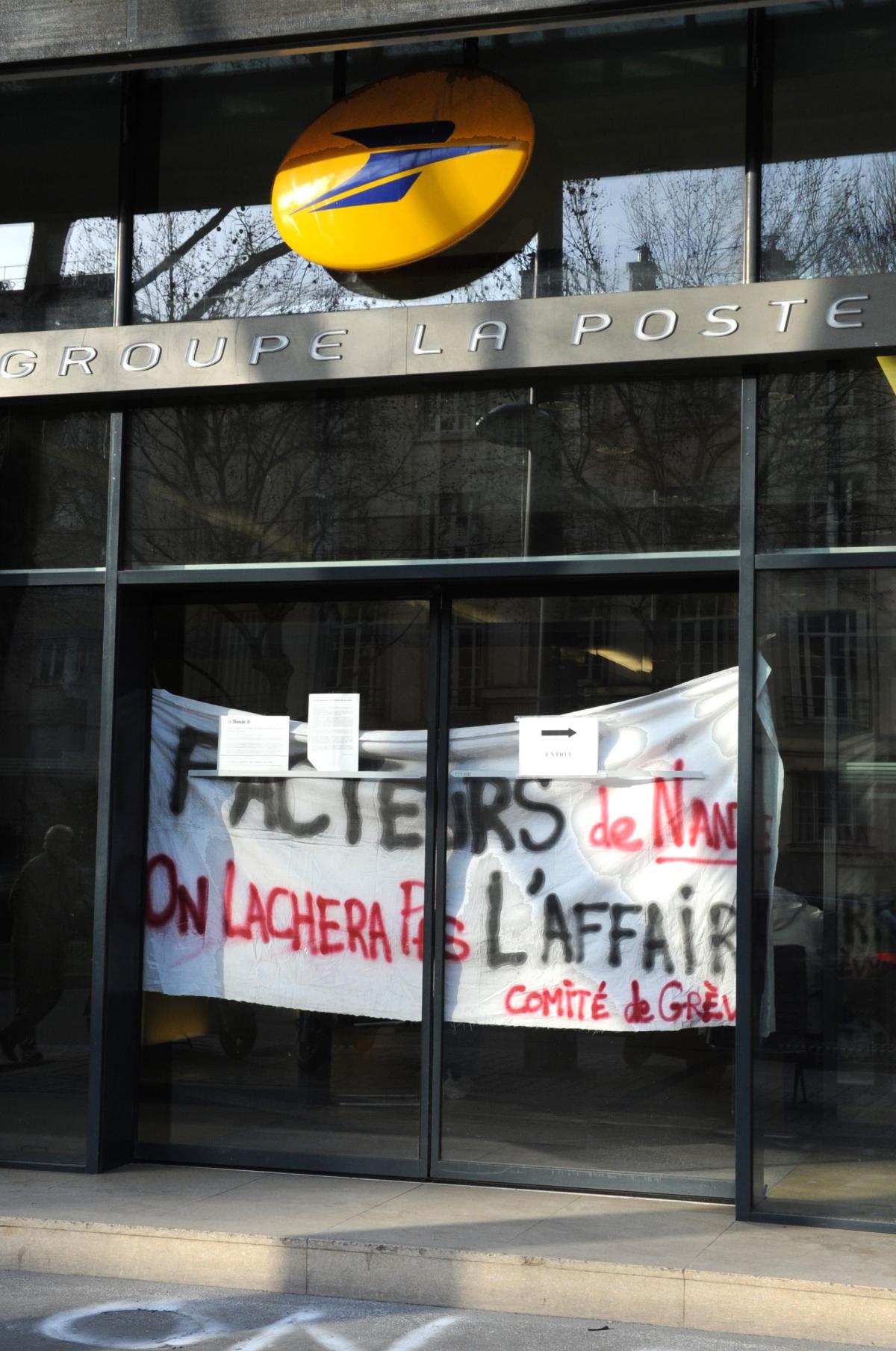 Banderole facteurs on ne lâchera pas l'affaire Comité de grêve