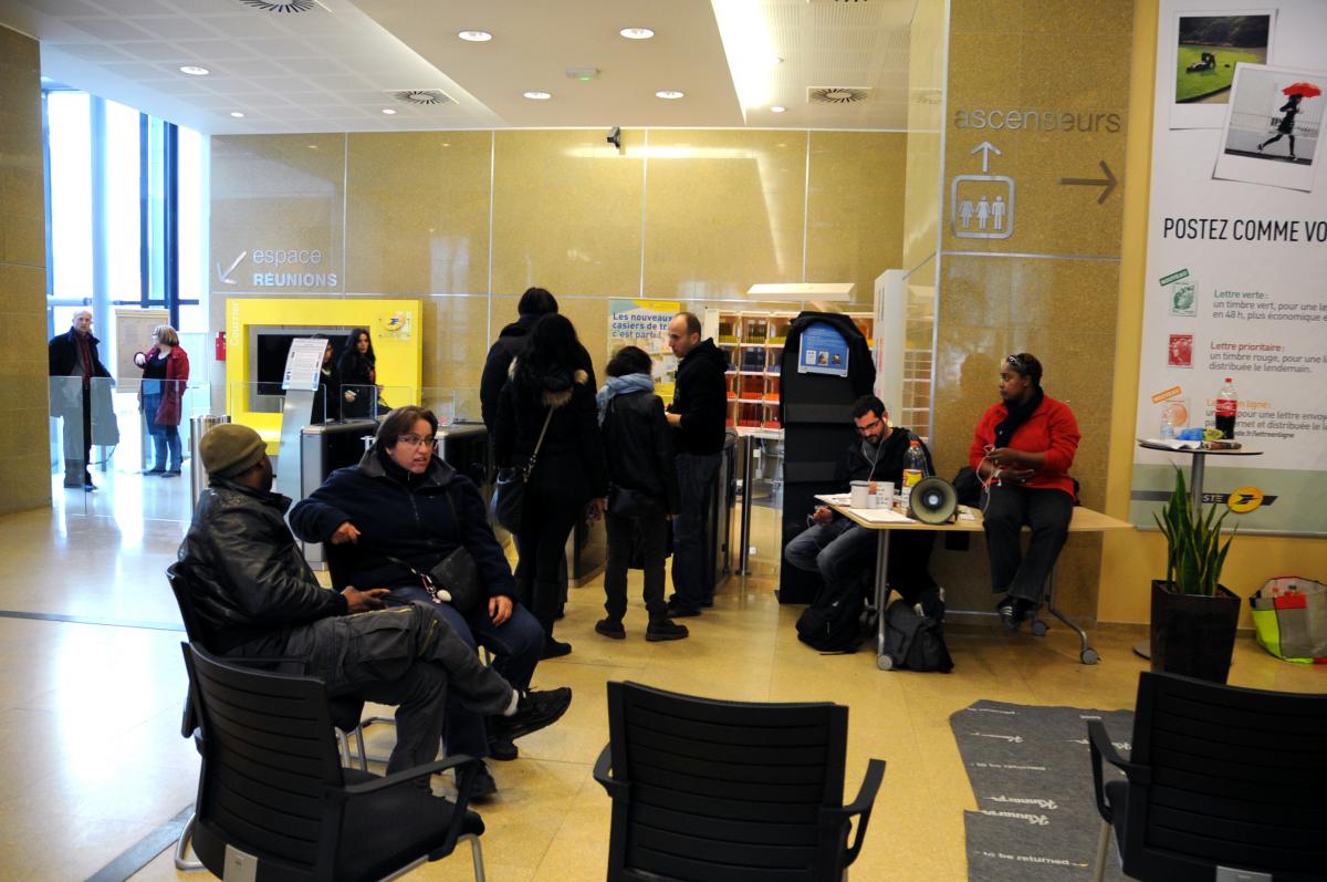 Occupation Hall de la direction nationale de courrier de la Poste