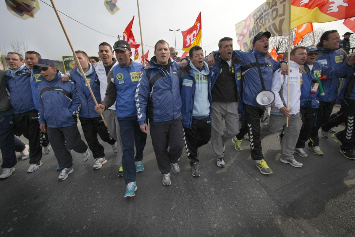 Les marcheurs dans Bobigny