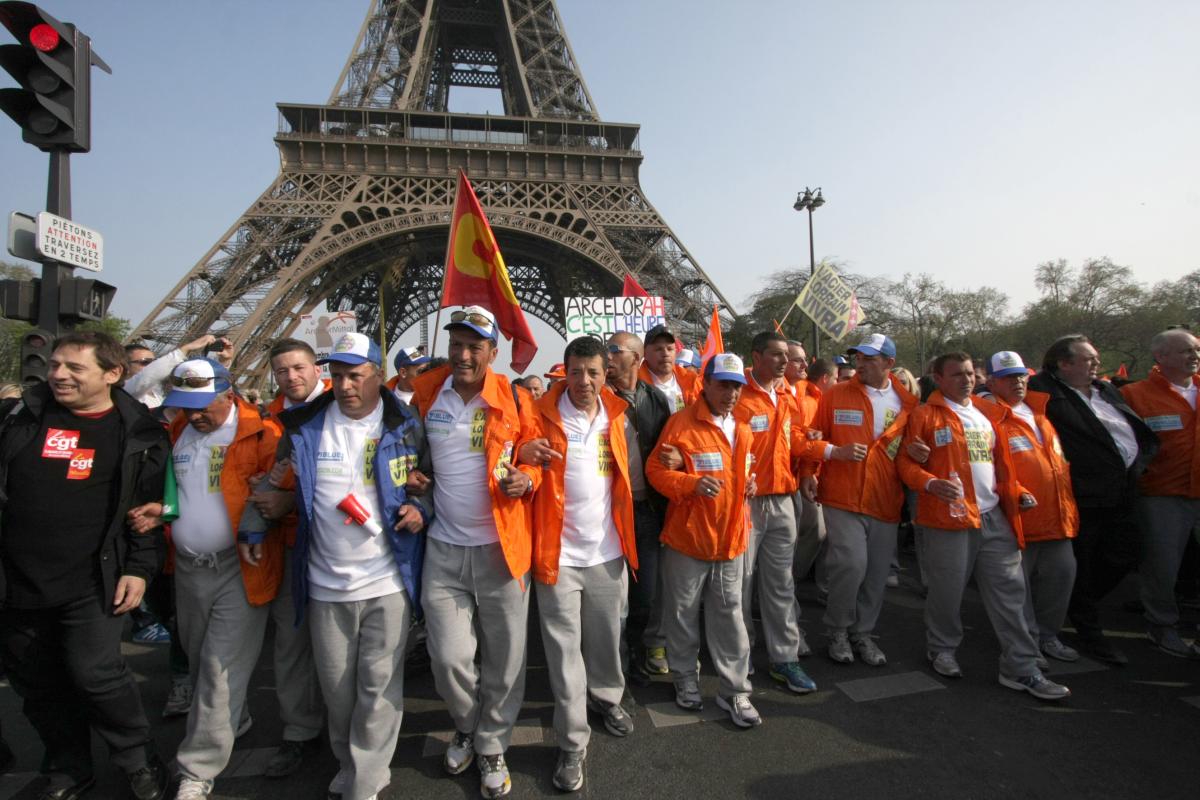 Les marcheurs sous la Tour Eiffel