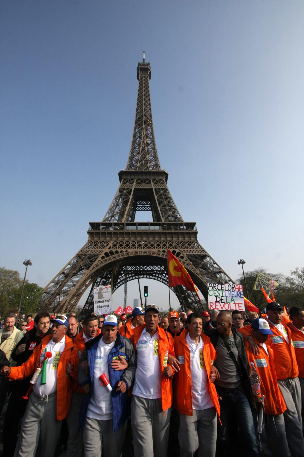 Les marcheurs sous la Tour Eiffel