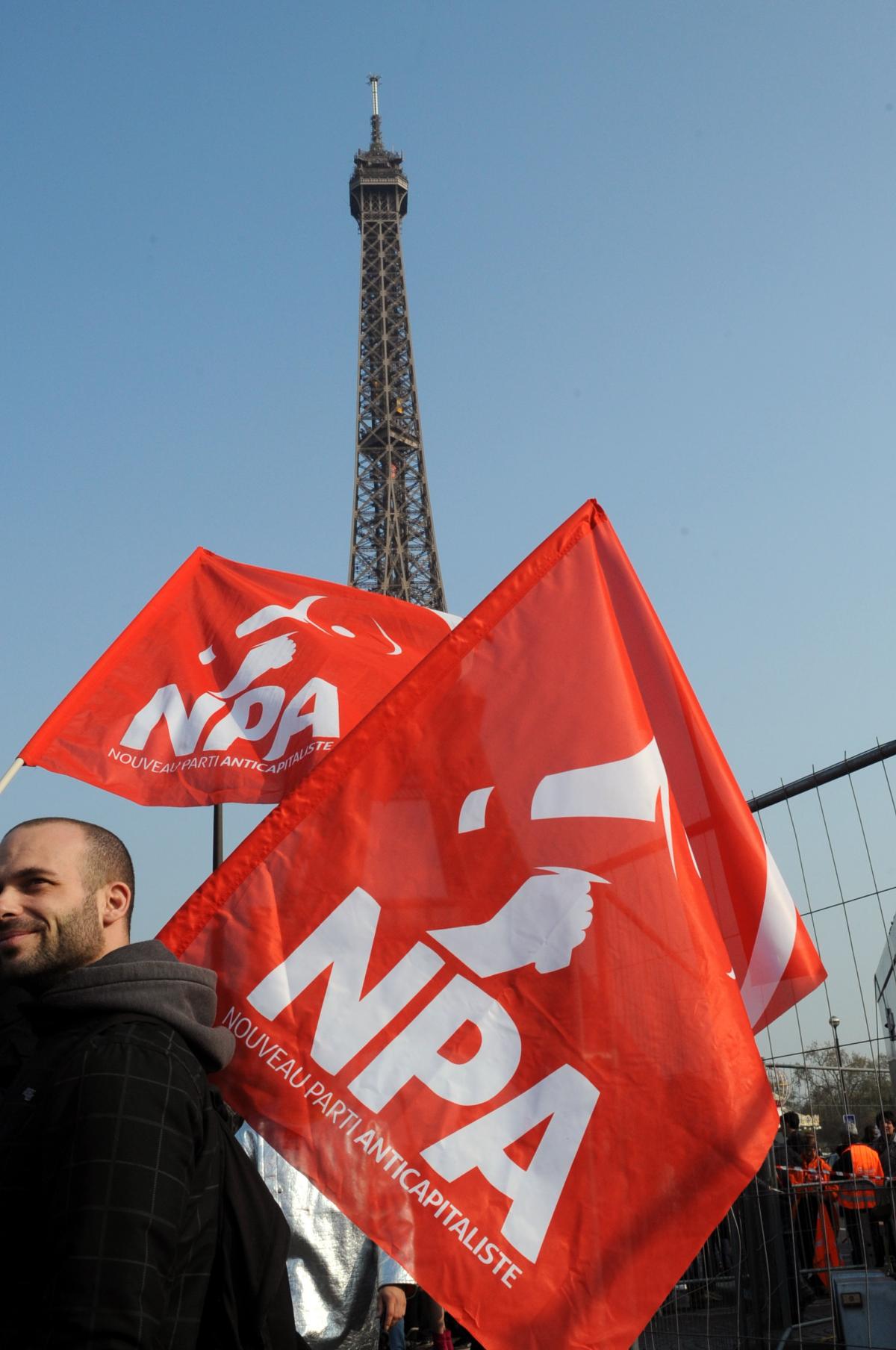 Drapeau Npa en soutien des sidérurgistes d'Arcélor Mittal