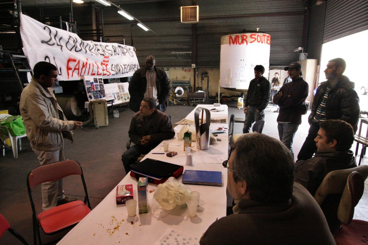 discussion dans l'atelier occupé