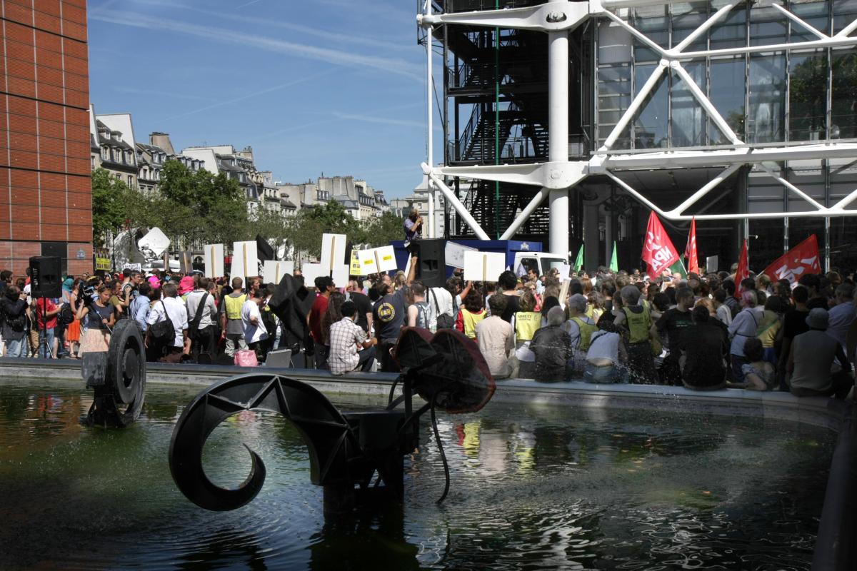 Le rassemblement au pied du Centre Beaubourg