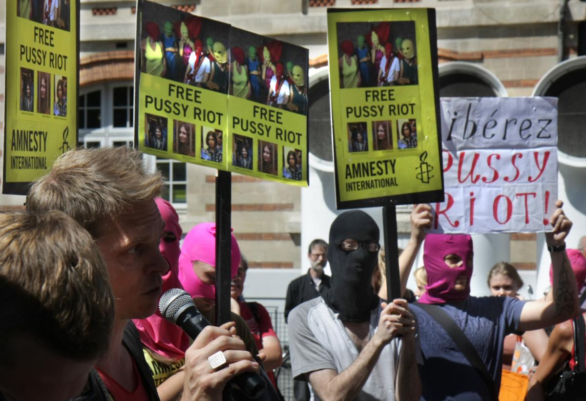 Prise de parole avec pancartes Free Pussy Riot
