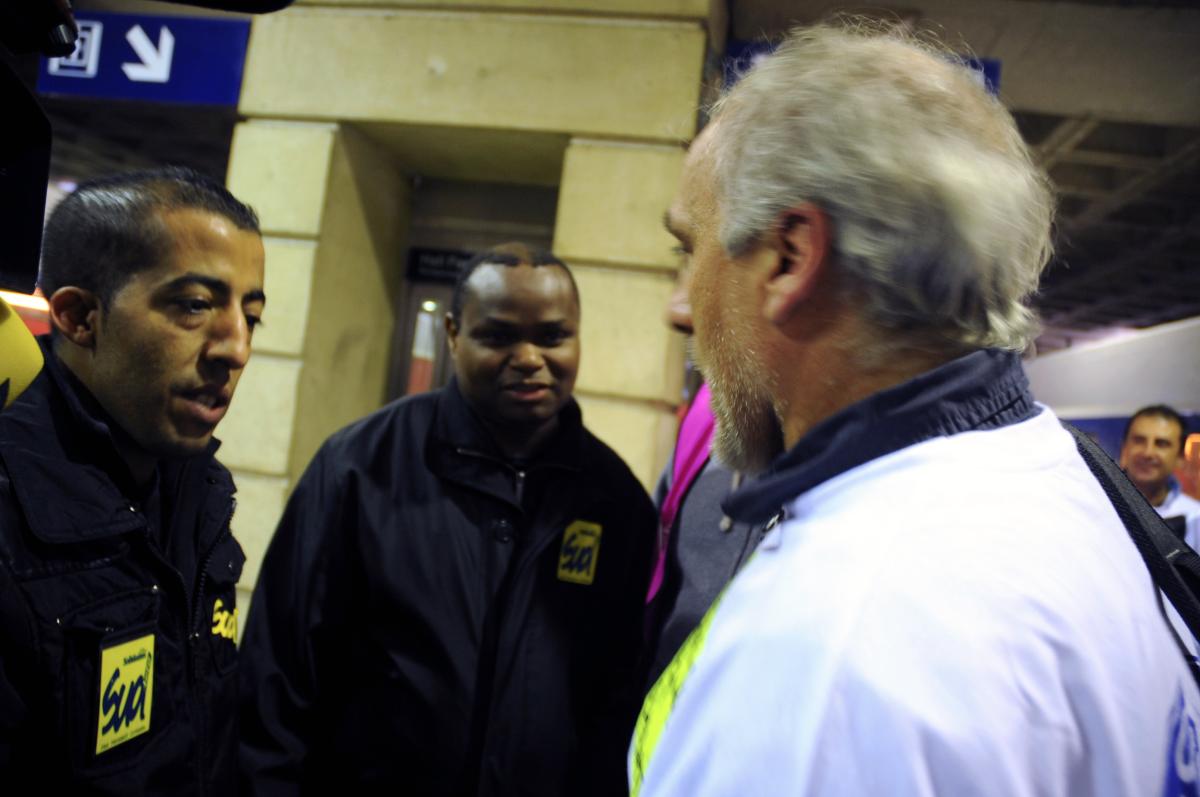Acceuil des Ford par des syndicalistes Sud Solidaires gare Montparnasse