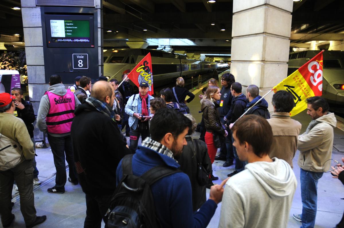 Acceuil des Ford avec Philippe POUTOU par Cheminots Train Sud et Cgt gare Montparnasse