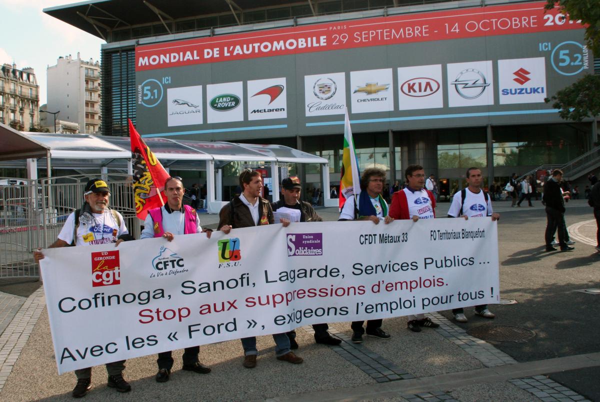 La banderolle unitaire devant l'entrée du salon