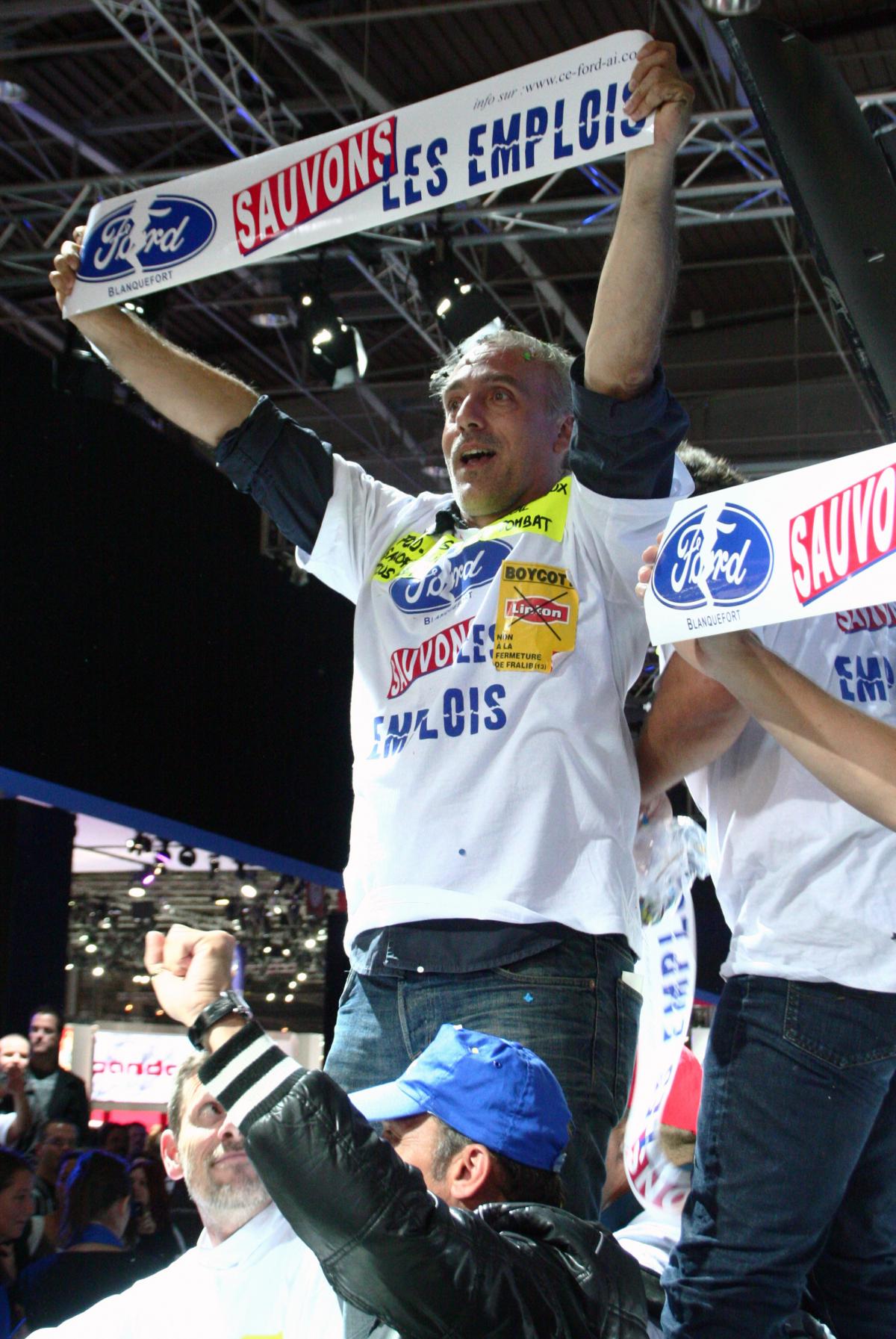 Philippe Poutou au stand Ford