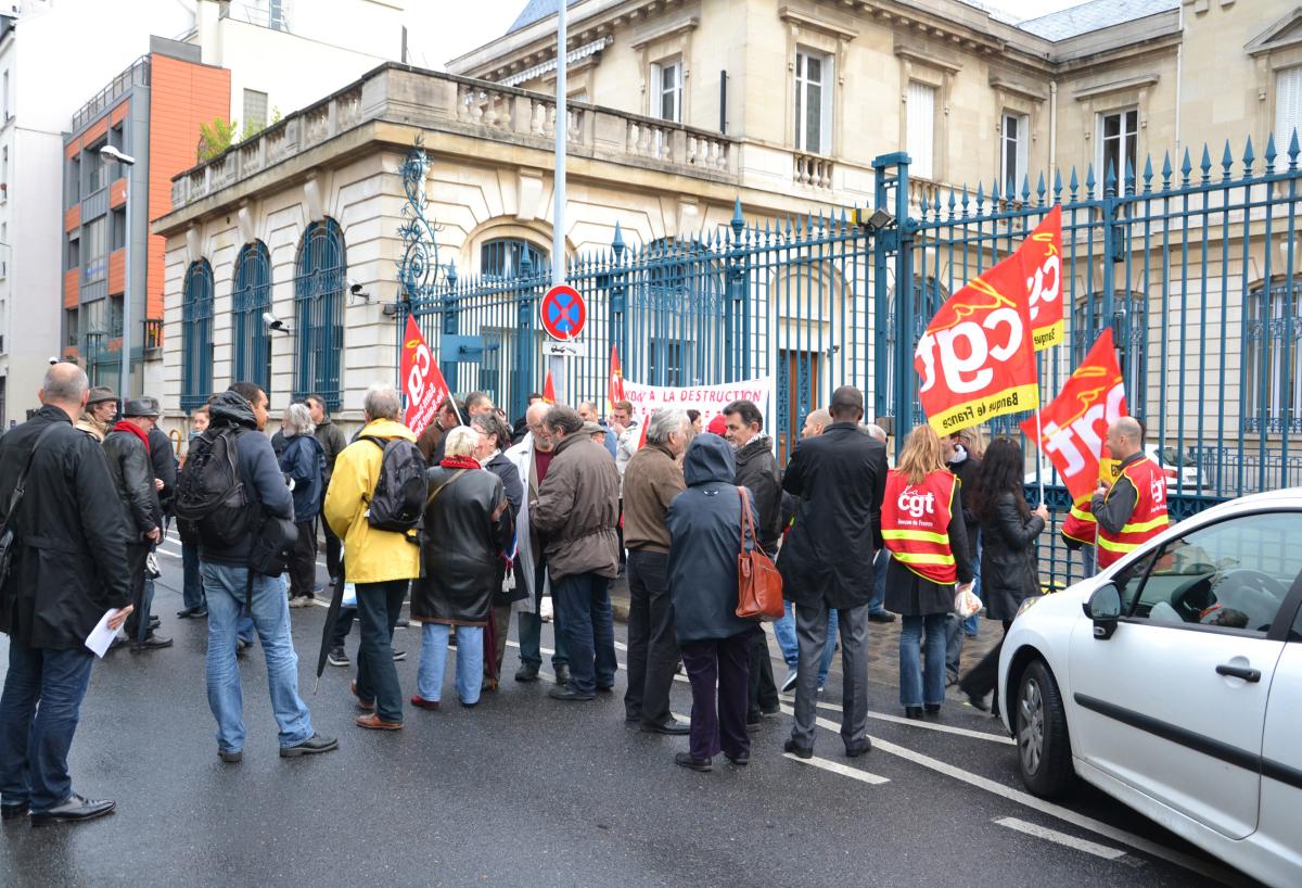 rassemblement des salariés de la Banque de France contre la fermeture de la succursale de Saint-Denis