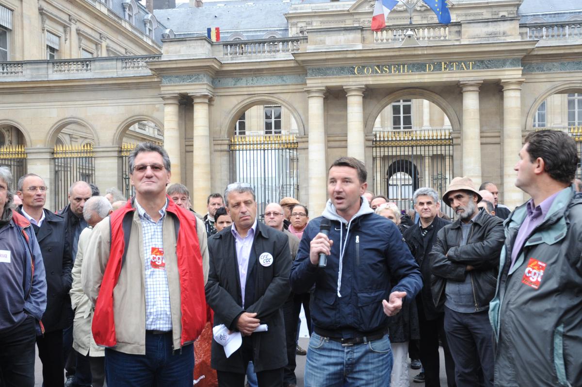 Olivier Besancenot et le secrétaire général du Livre Cgt devant le ministère de la culture et de la Communication