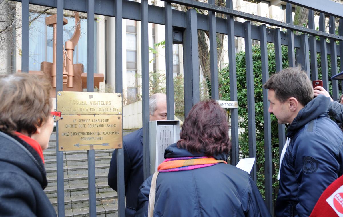 Demande d'entrée de délégation devant l'Ambassade de Russie Arlette Laguiller LO Martine Billard du parti de Gauche et Olivier Besancenot