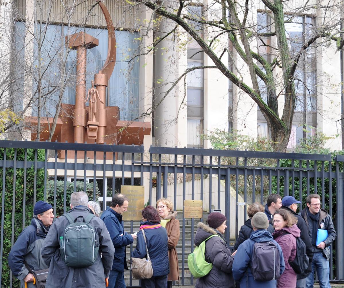 Délégation de Solidarité contre la répression en Russie à l'entrée de l'Ambassade côté de l'avenue du Maréchal fayolle
