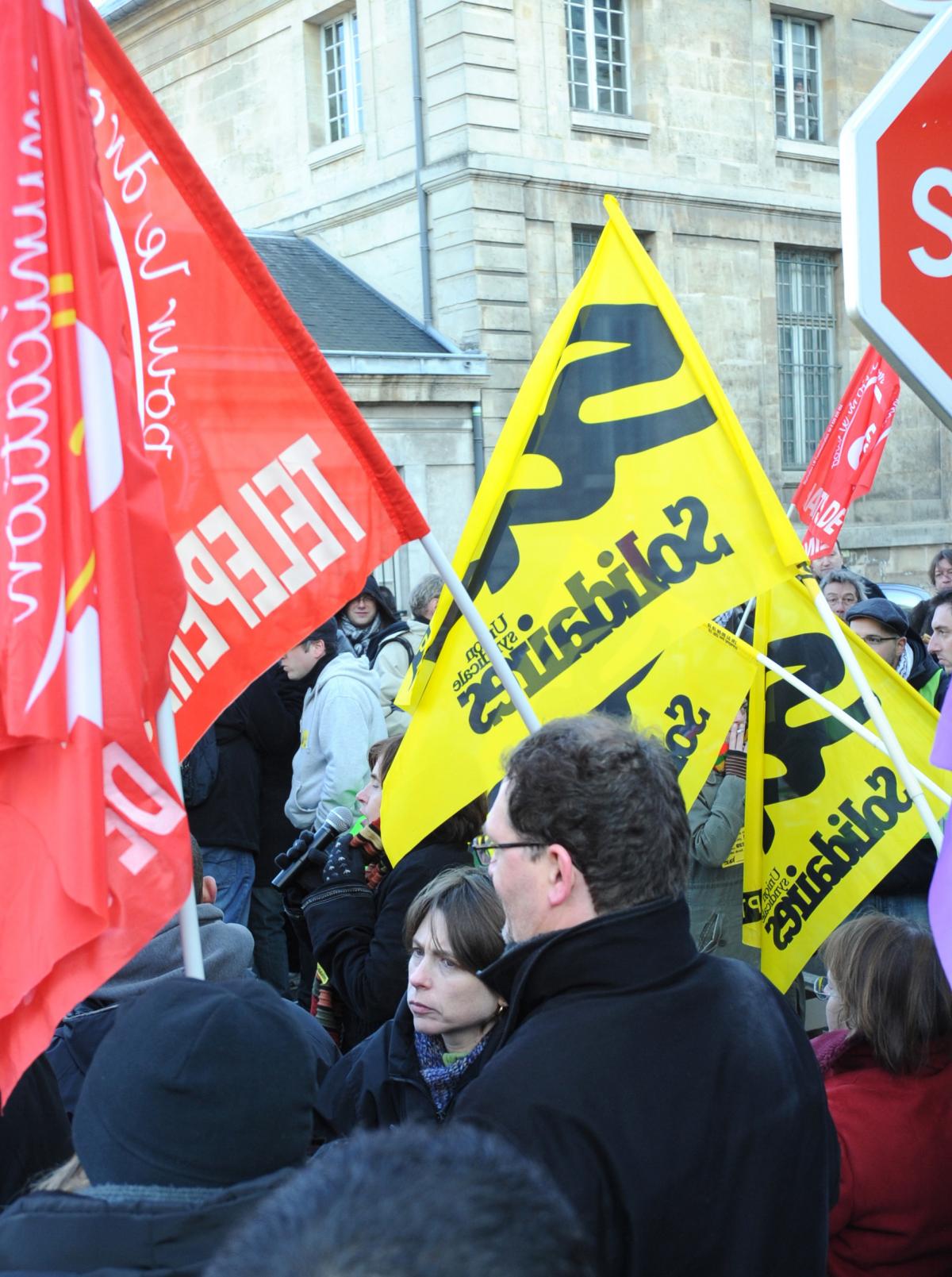 Drapeaux Cgt et Sud devant le tribunal de Versailles