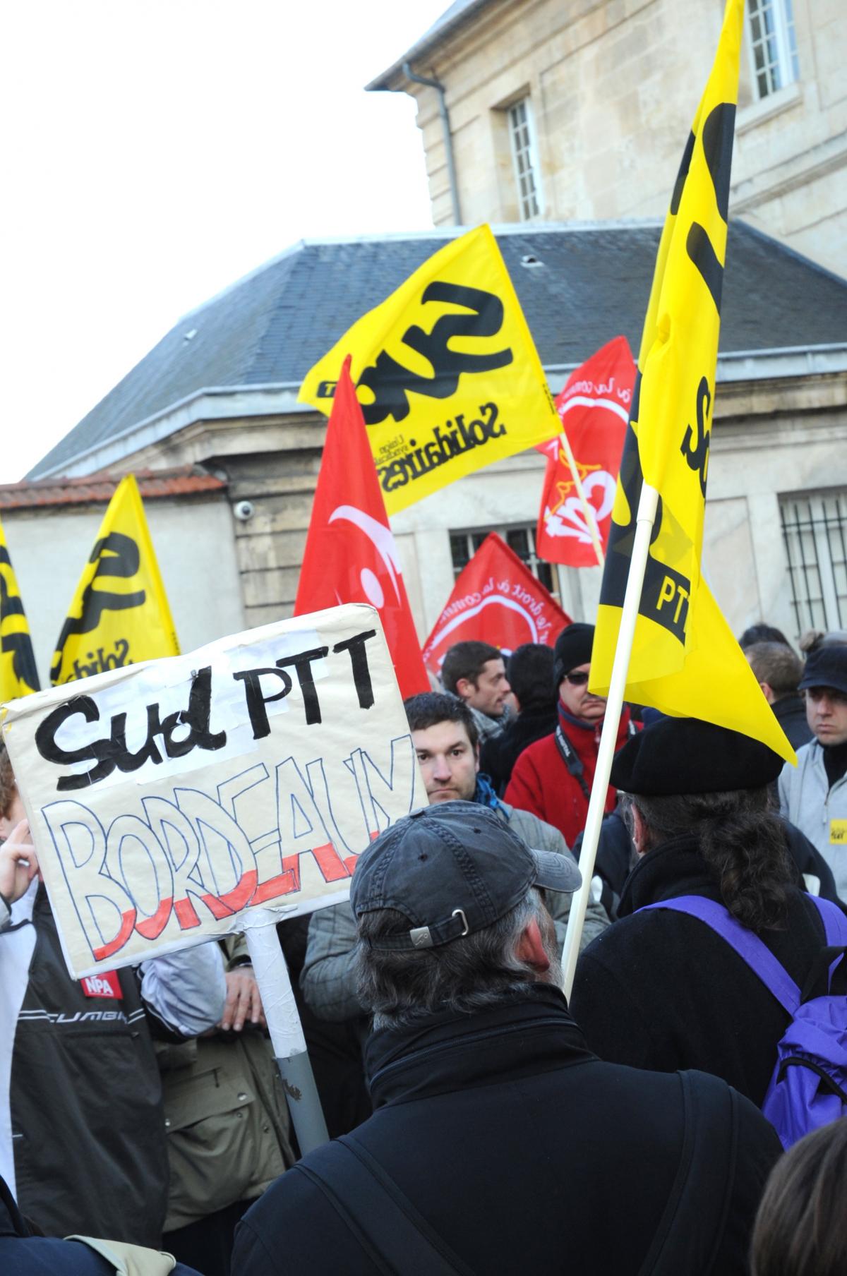 soutien des Sud Ptt de Bordeaux devant le tribunal de Versailles