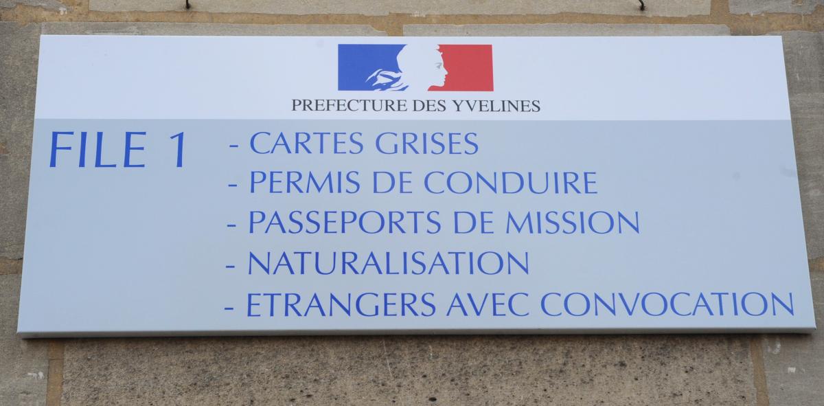 Panneau d'indication de file d'attente pour obtenir des papiers en Préfecture