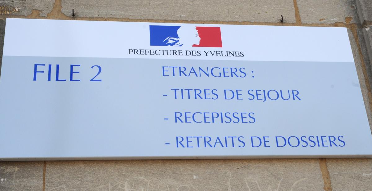 Panneau d'indication de file d'attente pour obtenir des papiers en Préfecture