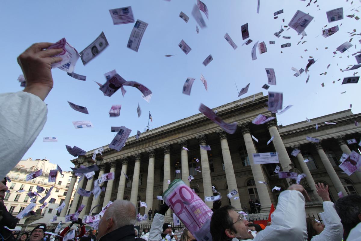 Lâcher de billets de banque devant la Bourse