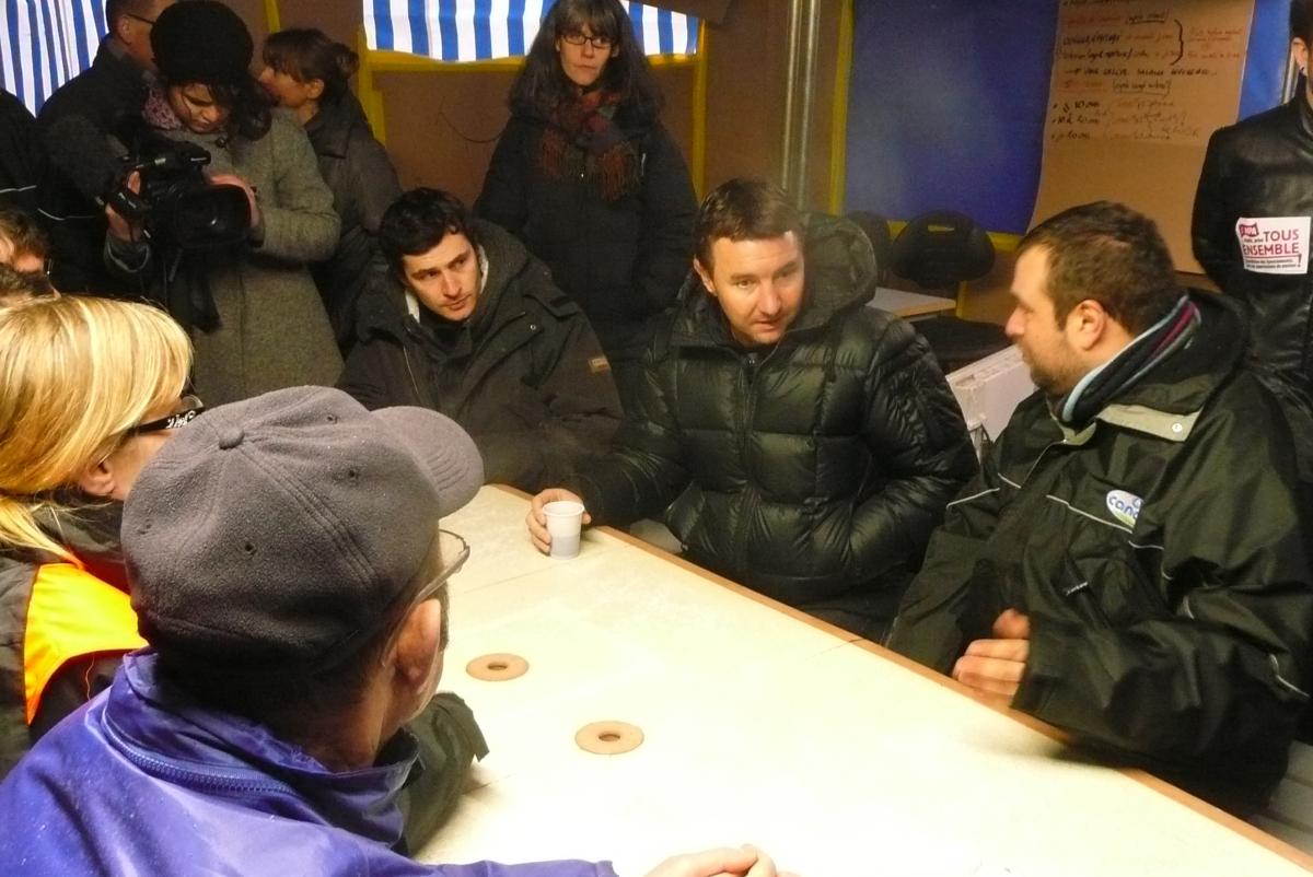 Olivier s'entretient avec les salariés qui mènent la grève et l'occupation.