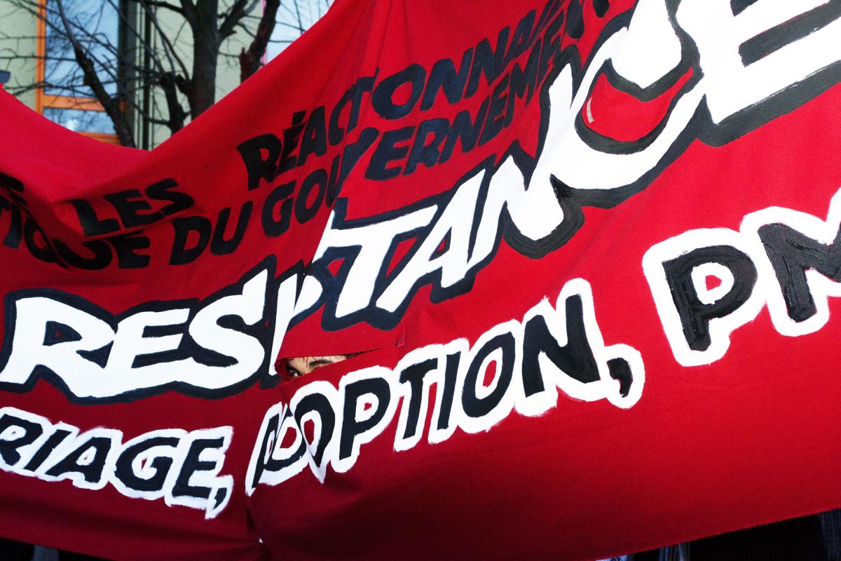 Banderole NPA jeunes : Contre les réactionnaires et la politique du gouvernement, résistance. Mariage, adoption, PMA.