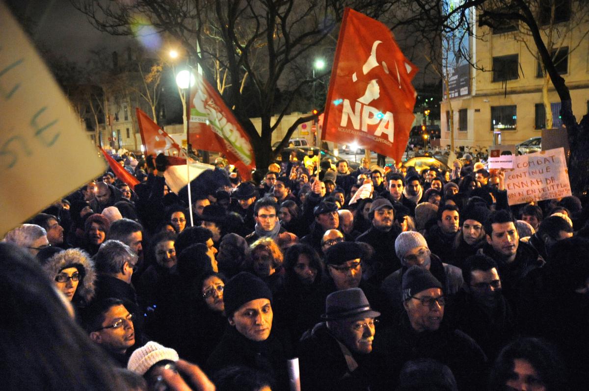 Drapeau du Npa mobilisation nuit de lassassinat de CHOKRI BELAÏD