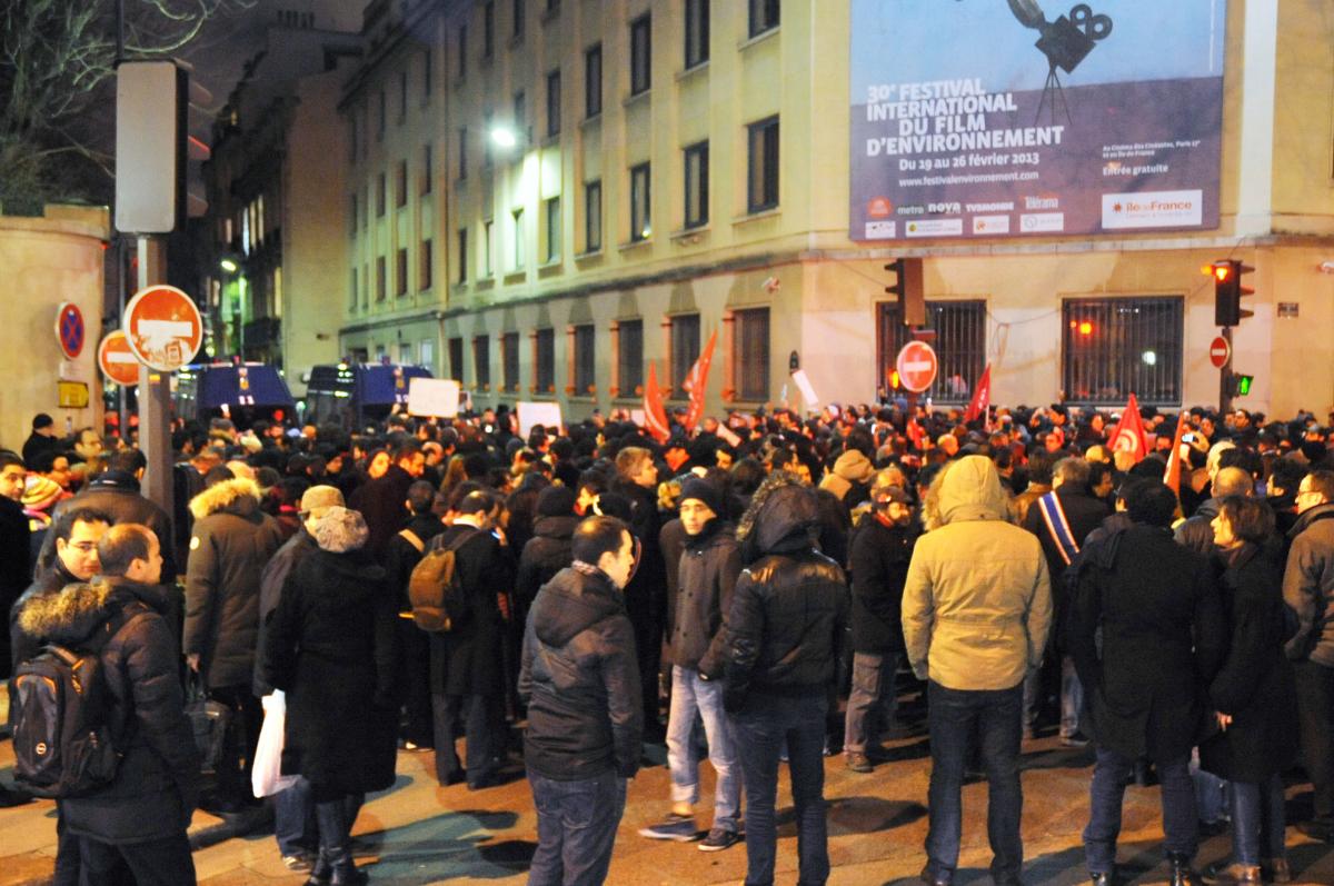Blocage policier avant l'ambassade de Tunisie