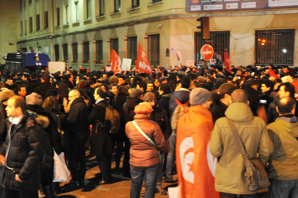 Blocage policier avant l'ambassade de Tunisie