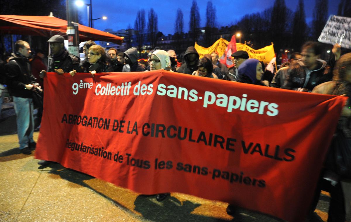 Banderole du 9em collectif des sans papiers Abrogation de la circulaire Valls