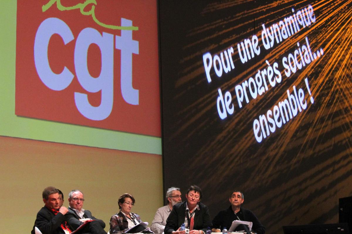 La tribune avec fond de scène