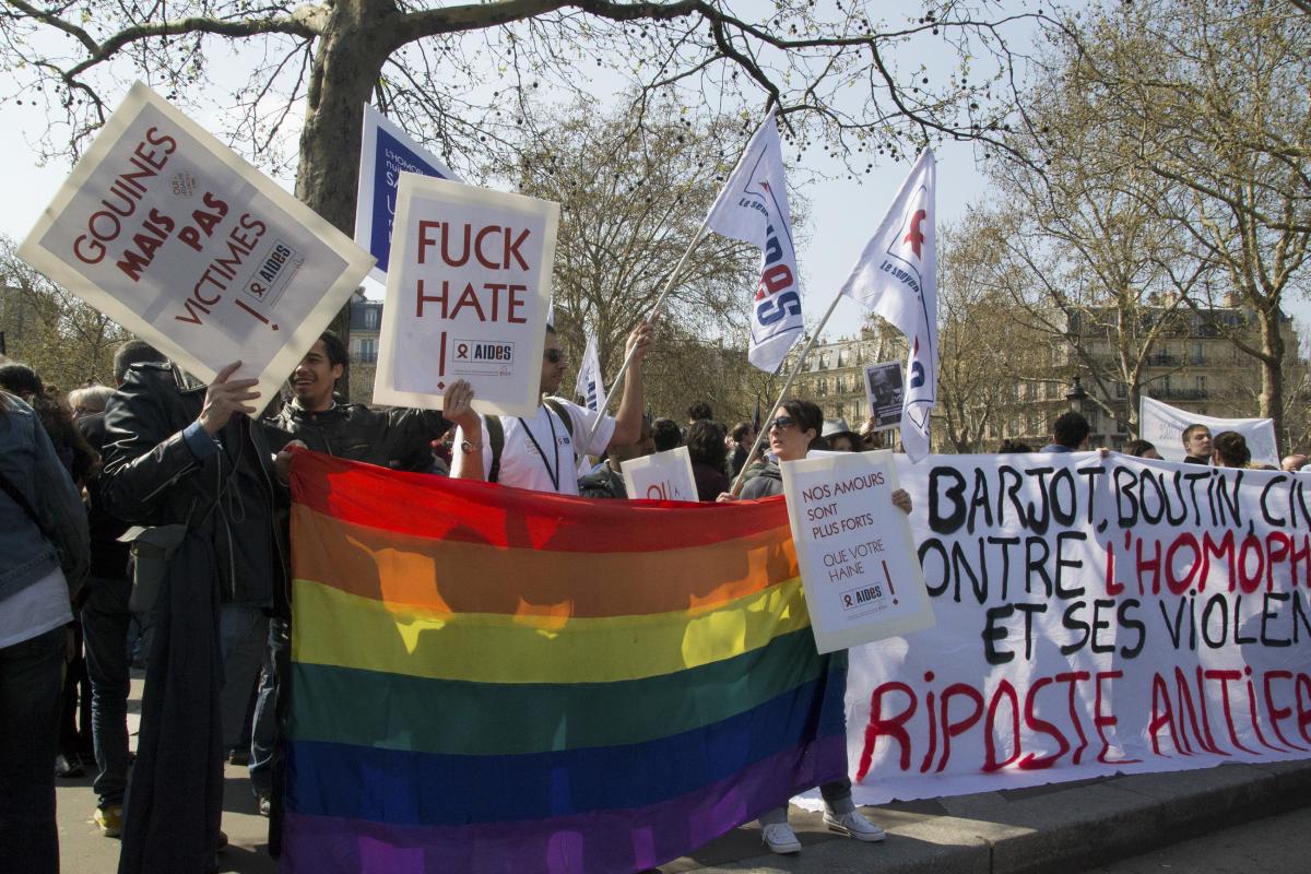 Rassemblement pour l'égalité des droits - Drapeau LGBT et pancartes Aides