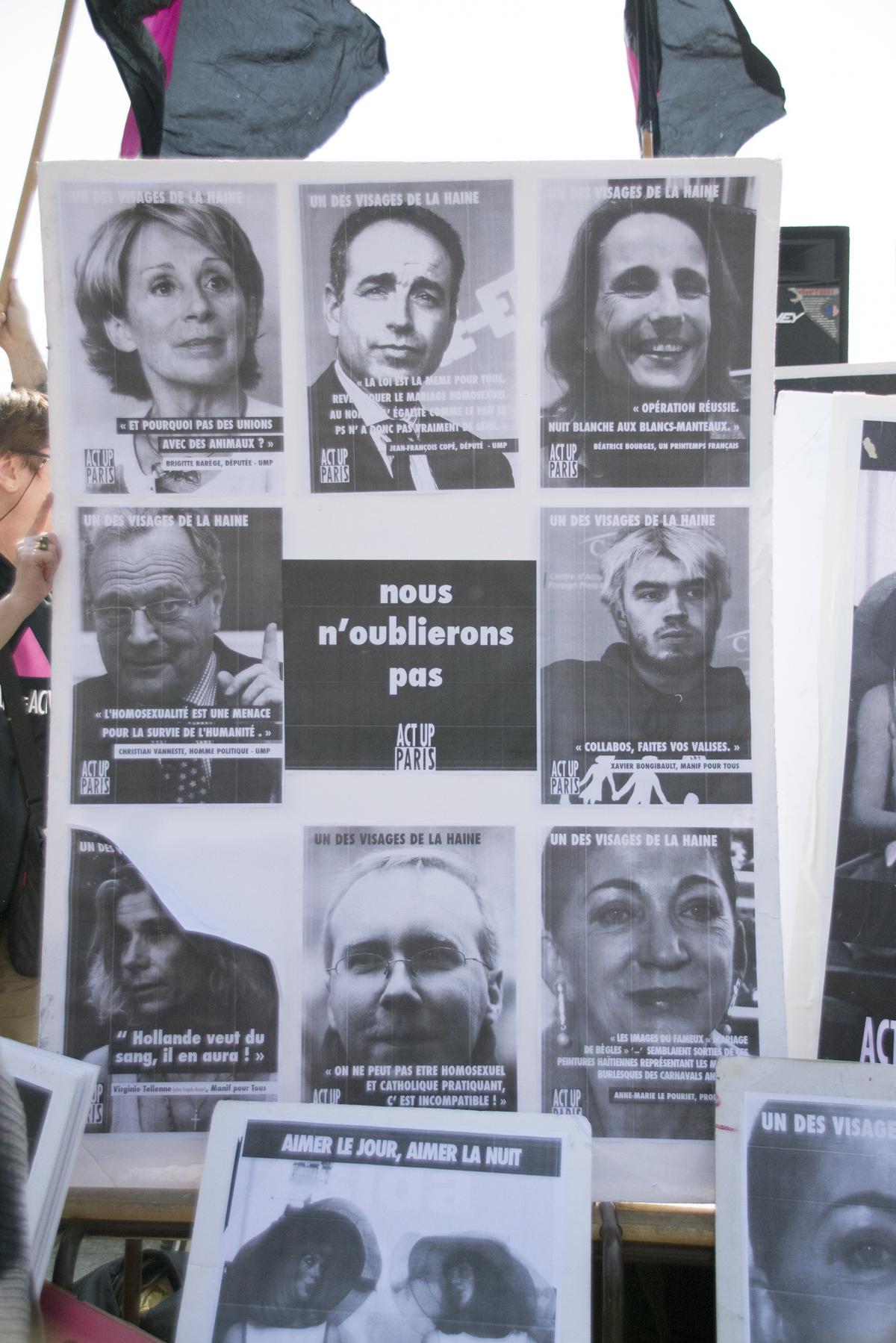 Rassemblement pour l'égalité des droits - Pancartes Act-Up