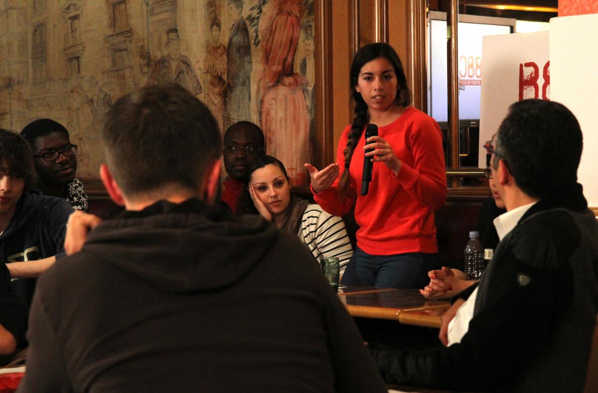 Des questions viennent du public