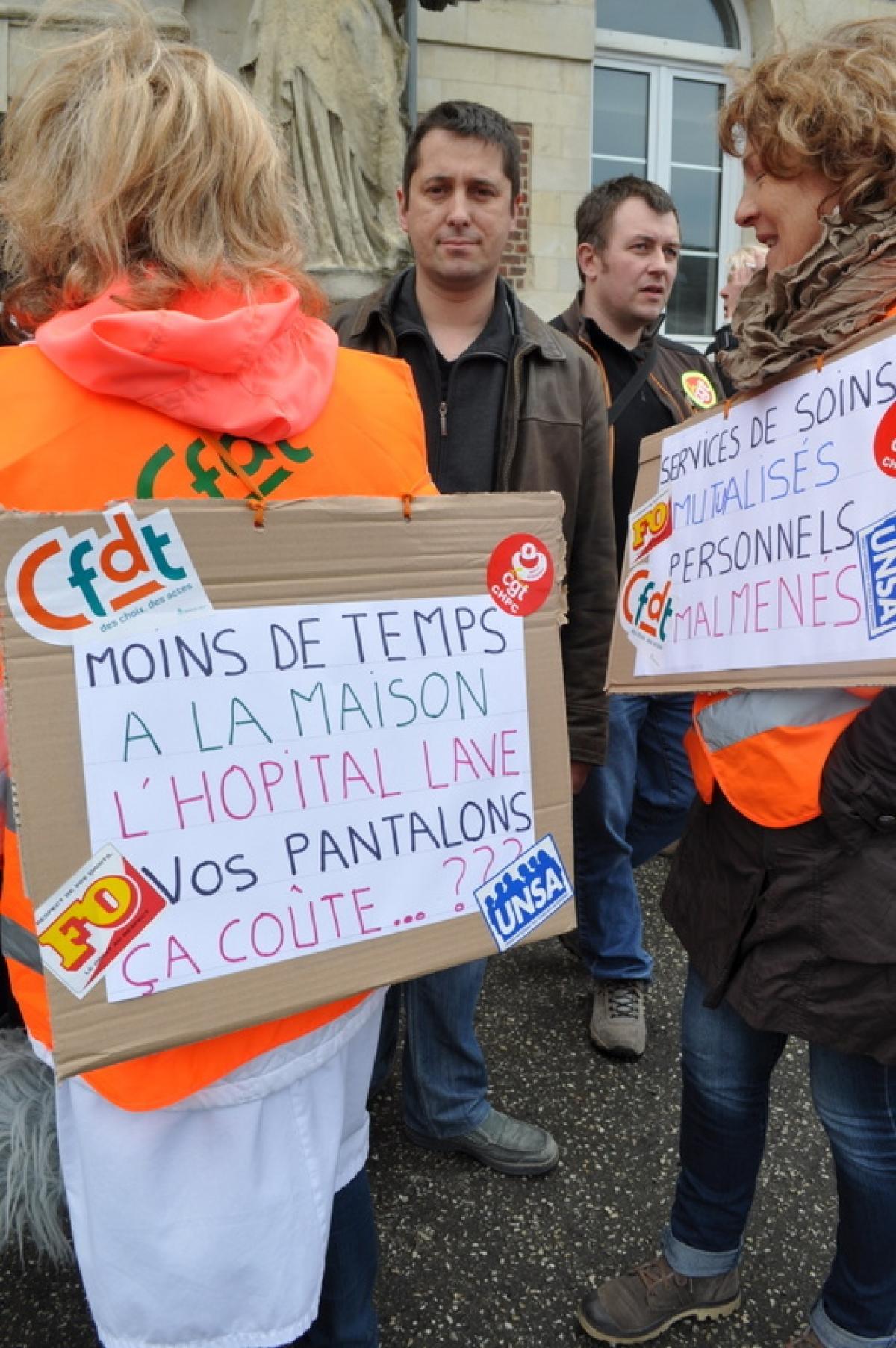 Militantes avec pancarte