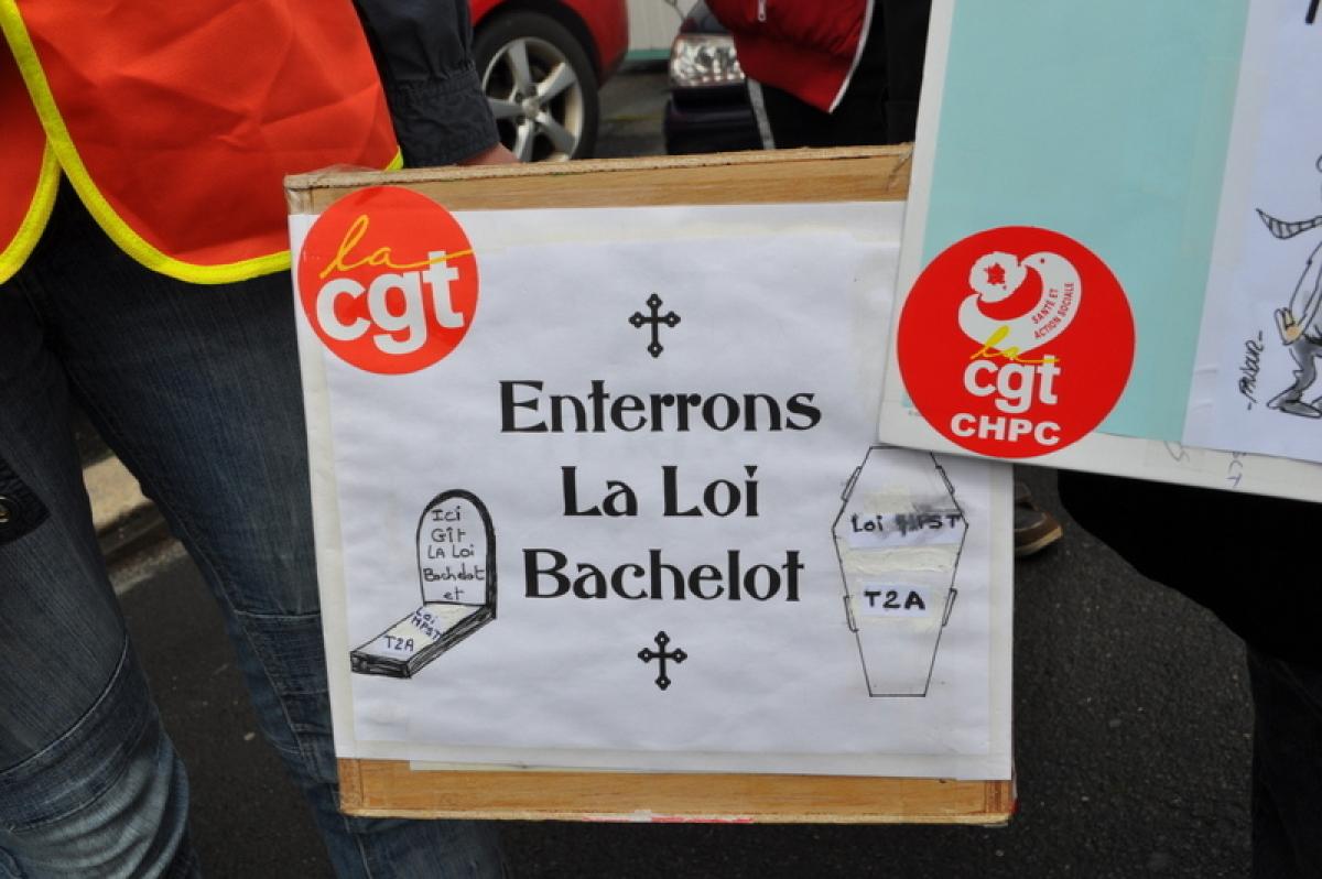 Cercueil pour l'enterrement de la loi Bachelot
