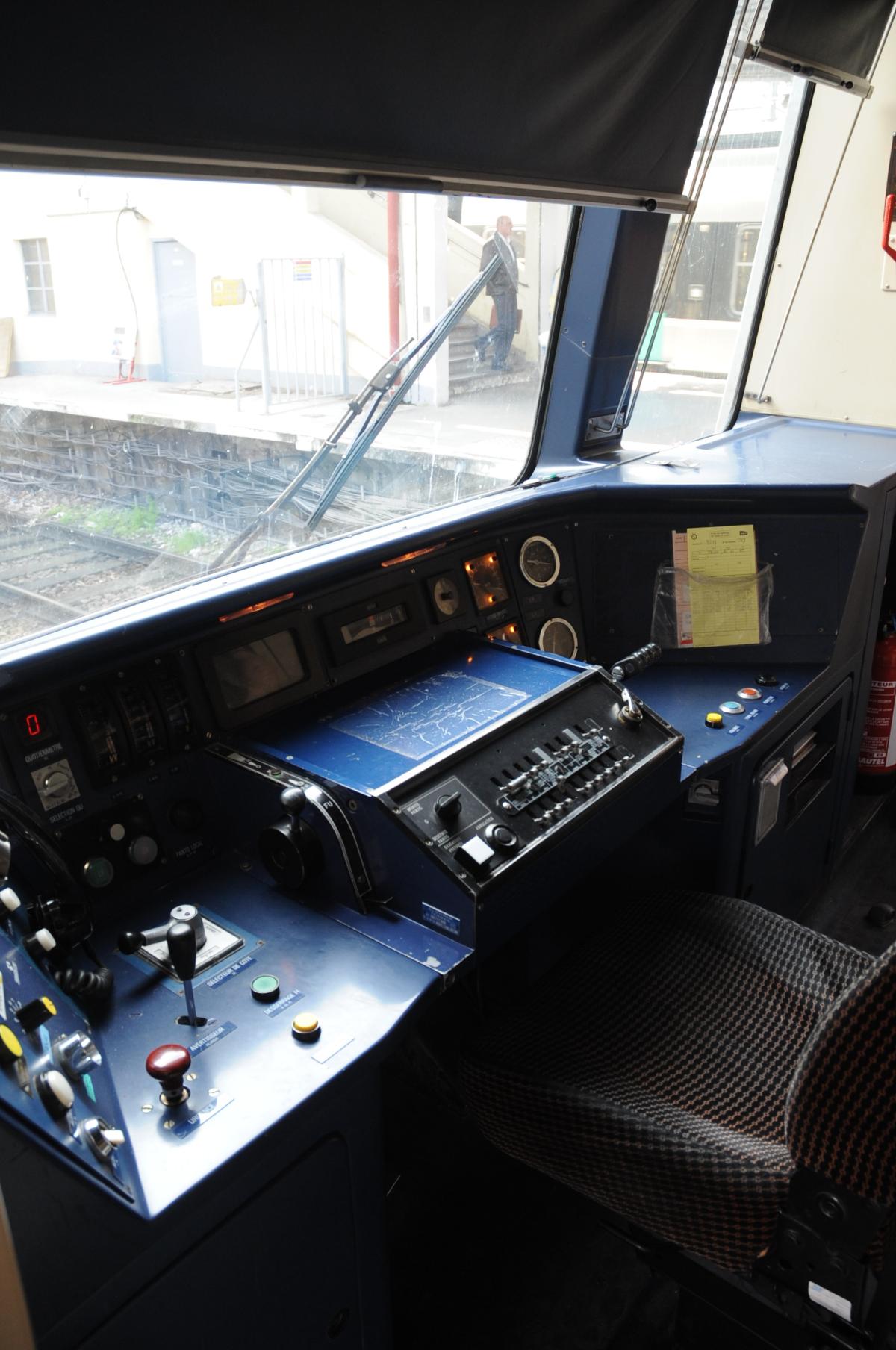 Train cabine de conduite Réseau Express Régional d'Île-de-France RER