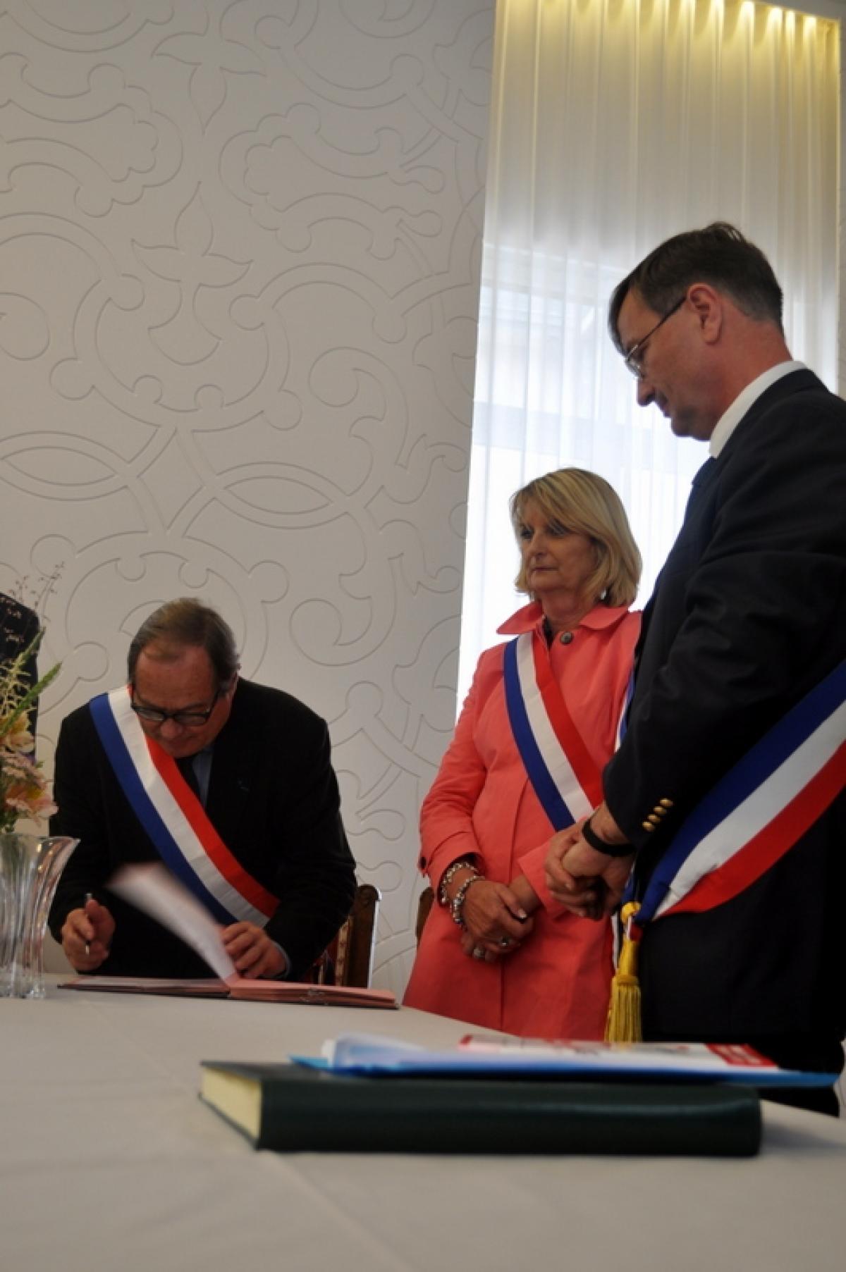 Signature du parrain (sénateur) de la fille K. accompagné de la marraine (député) et du maire de Cherbourg
