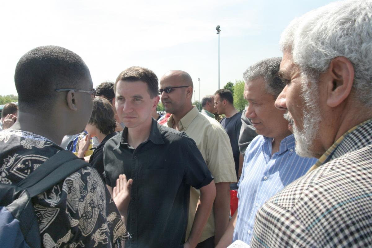 Olivier besancenot à la sortie des usines Citroën à Aulnay