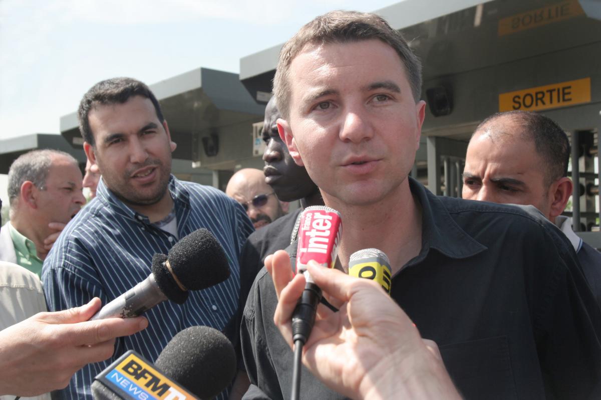 Olivier besancenot à la sortie des usines Citroën à Aulnay