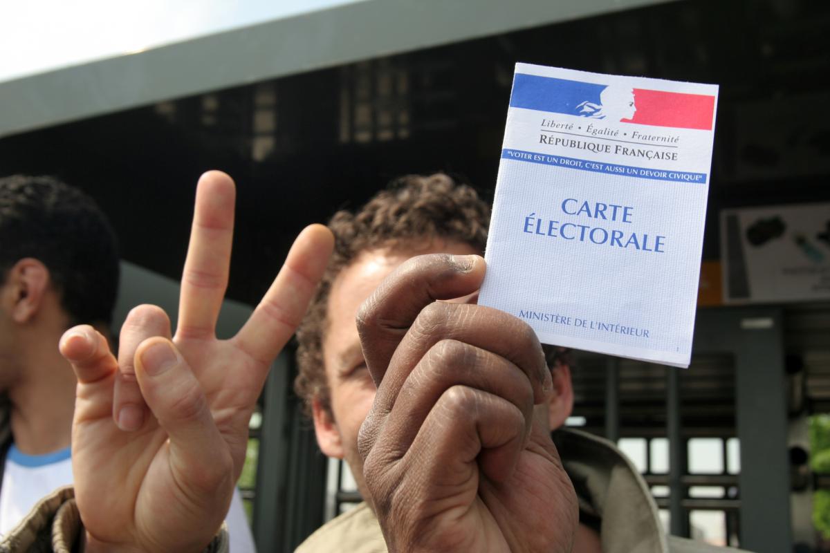 Olivier besancenot à la sortie des usines Citroën à Aulnay