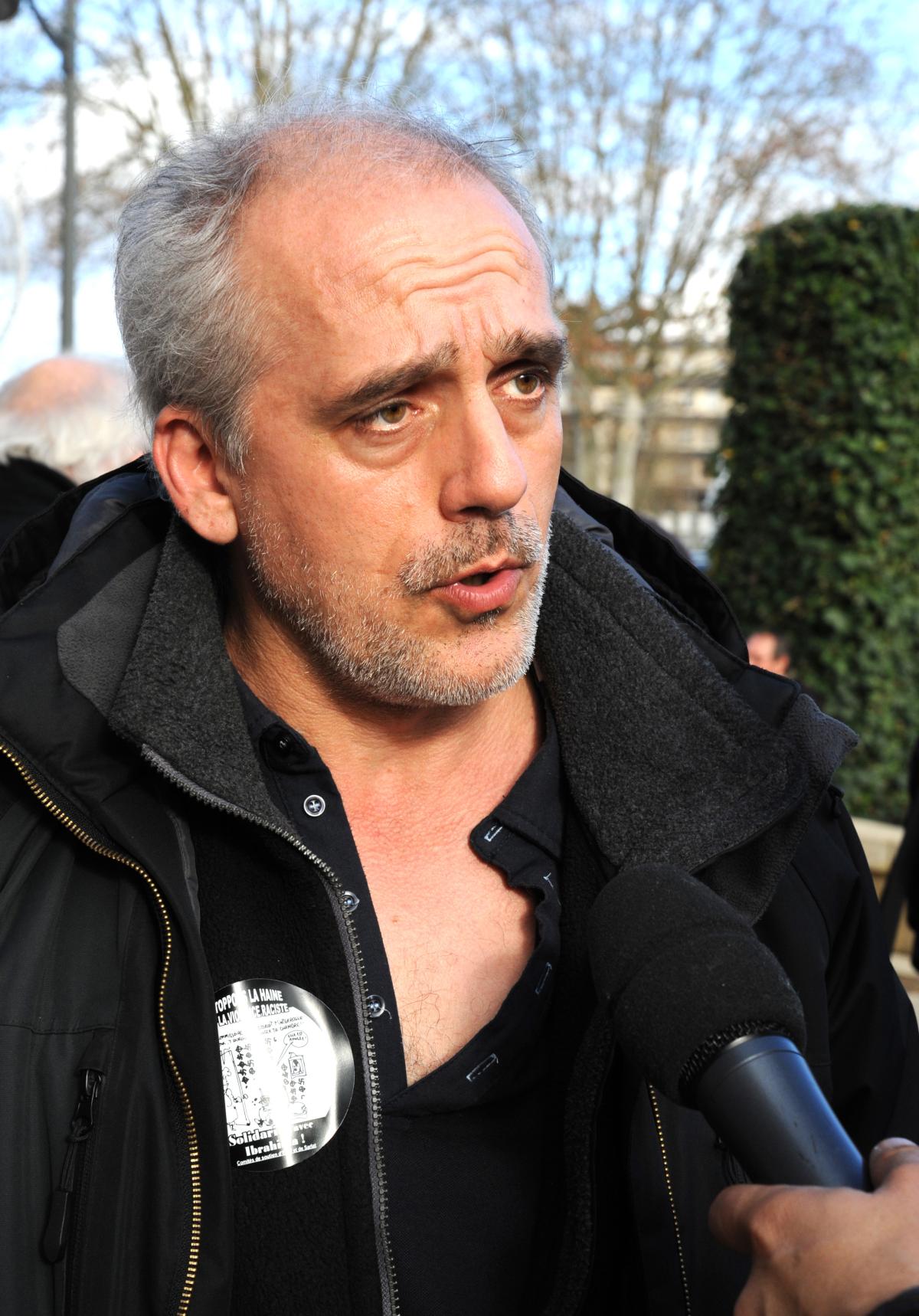 Philippe Poutou avec badge du comité de soutien à Ibrahima