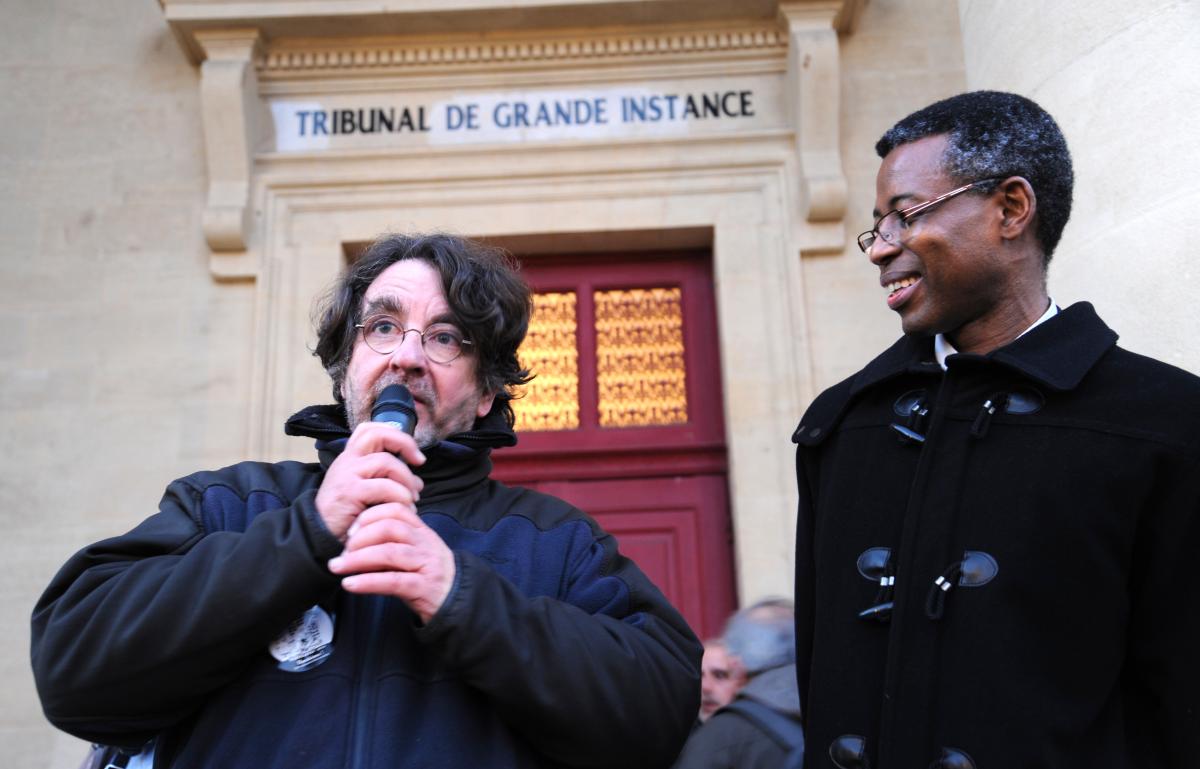 Pierre Boulet comité de soutien de Sarlat avec Ibrahima sortie du tribunal de grande instance de Bergerac