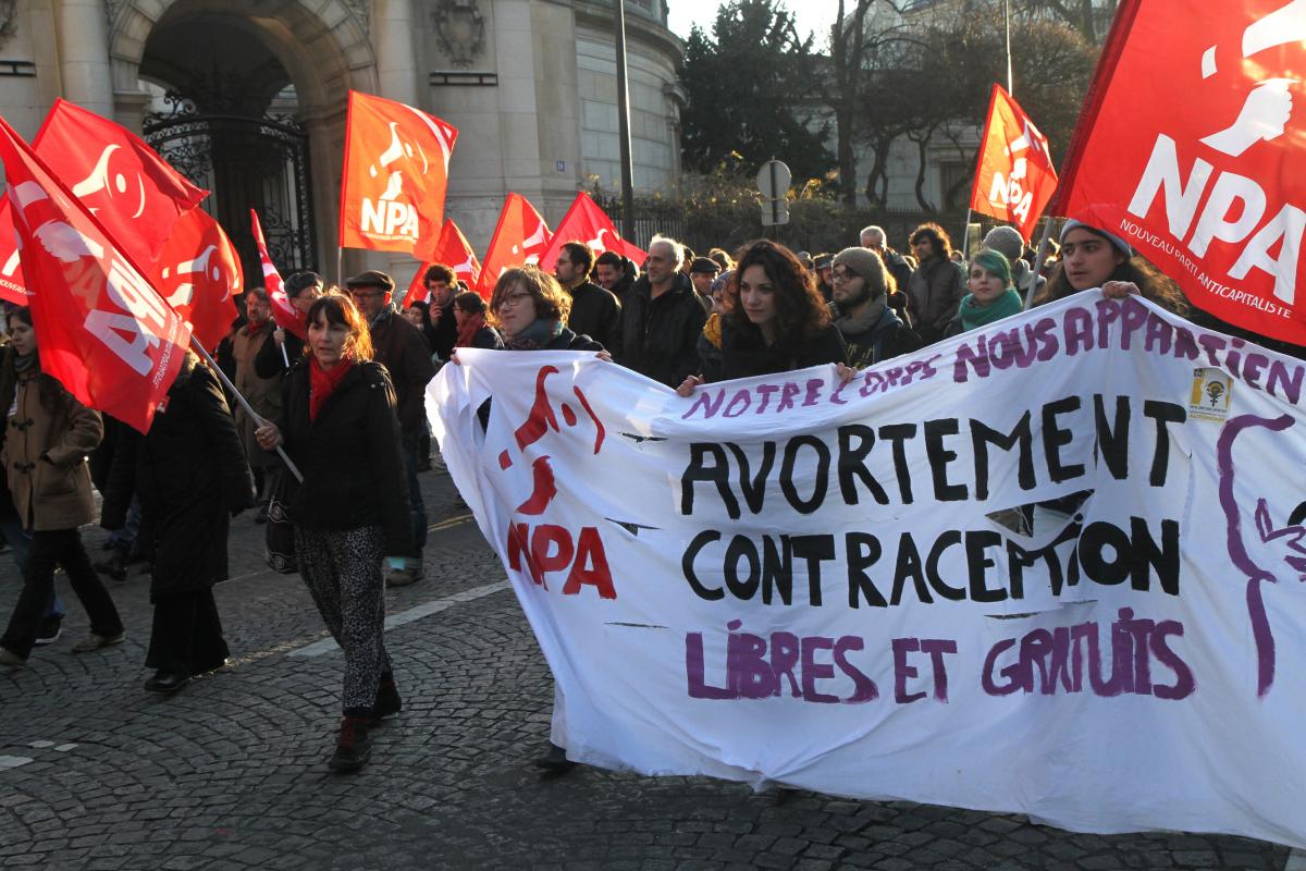 Cortège du NPA avec banderole Avortement Contraception libres et gratuits