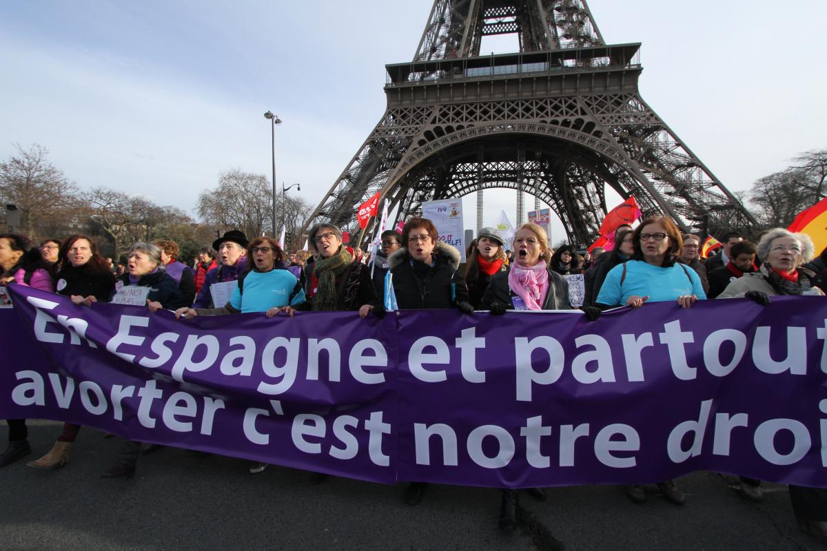 La tête du cortège sur fond de Tour Eiffel